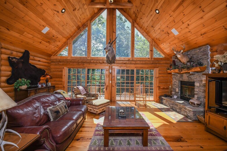 Old Bruin's Den 4 Bedroom House