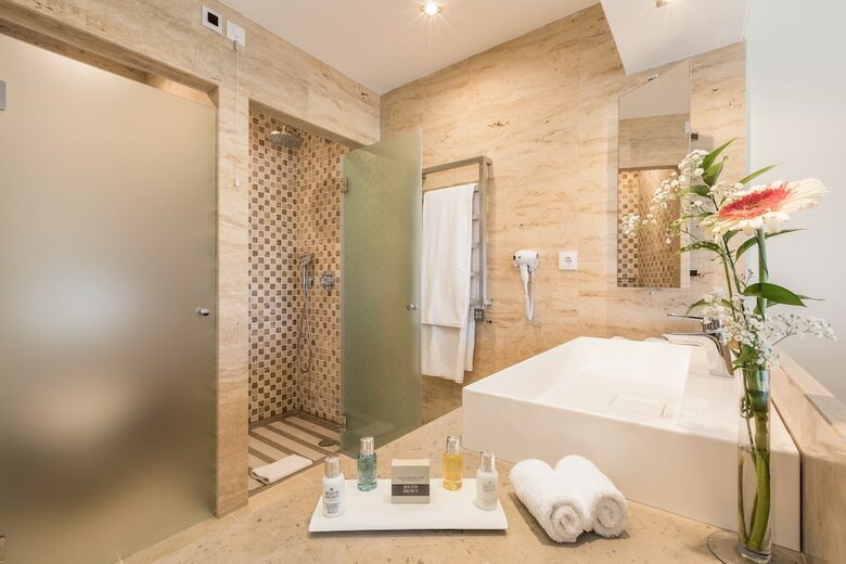 Hotel Caneiros Luxury House & Suites