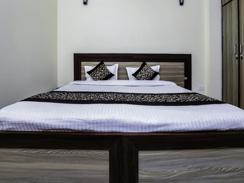 Oyo 23018 Hotel Expo Suites