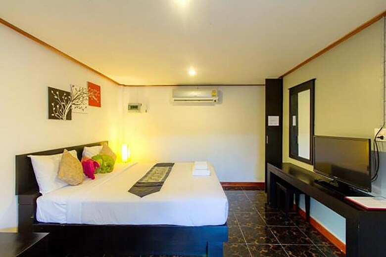 Hotel Naiharn Retreat Resort
