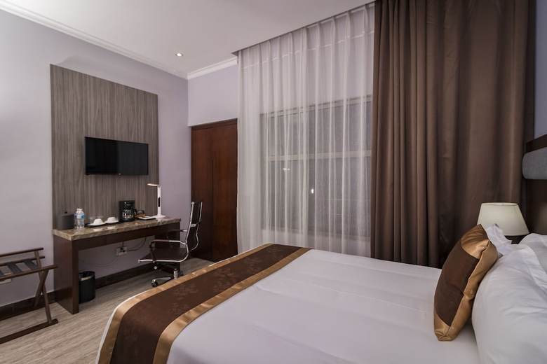 City Plaza Hotel & Suites