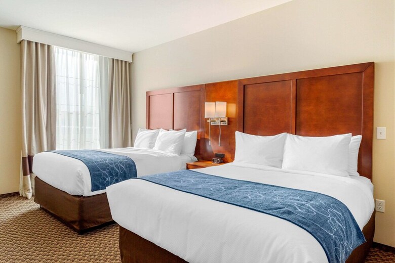 Hotel Comfort Suites Burlington Near I-5