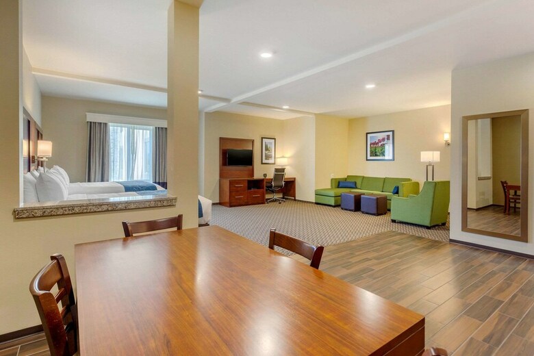 Hotel Comfort Suites Burlington Near I-5