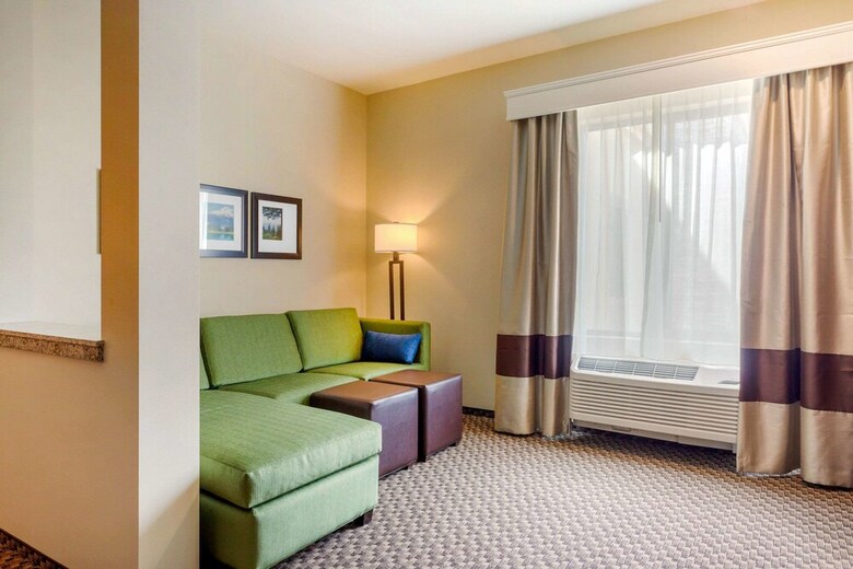 Hotel Comfort Suites Burlington Near I-5