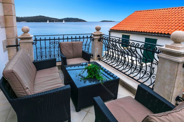 Apartments Donna With Sea View