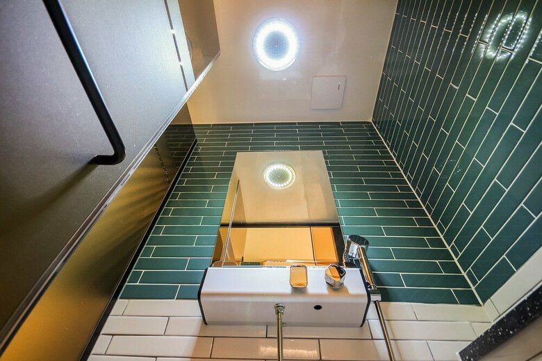 Brooks Business Hotel