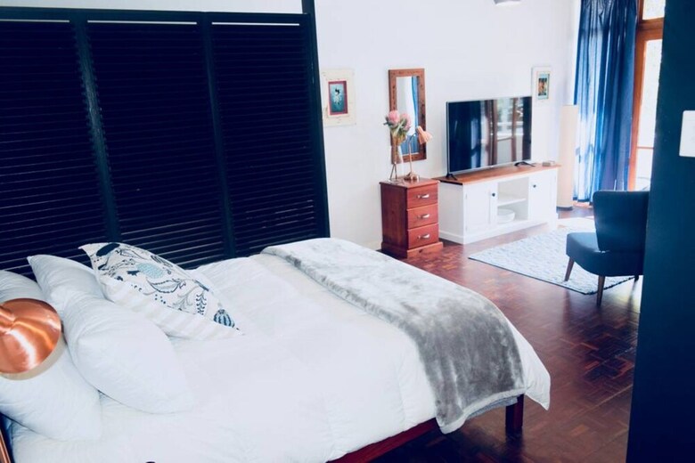 Studio Apartment In Central Cape Town With A Pool