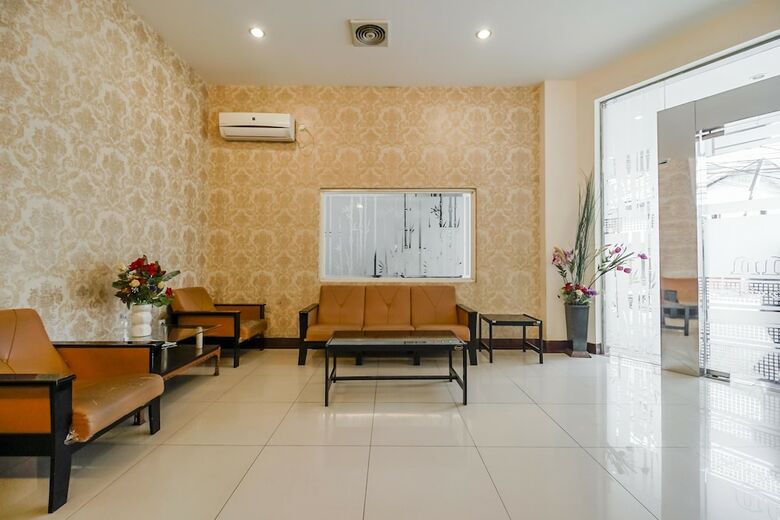 Hotel Reddoorz Plus @ Karebosi Area 2