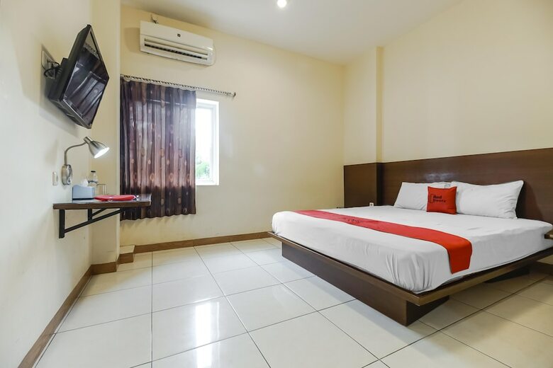 Hotel Reddoorz Plus @ Karebosi Area 2