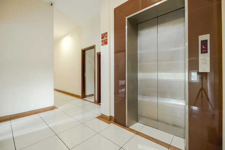 Hotel Reddoorz Plus @ Karebosi Area 2