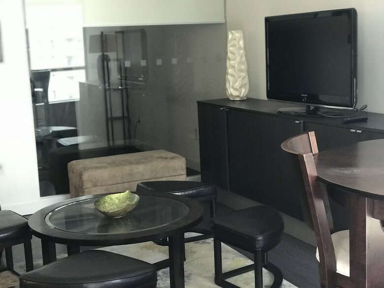 Cn Tower View Design Apart 3bd-2ba Dt