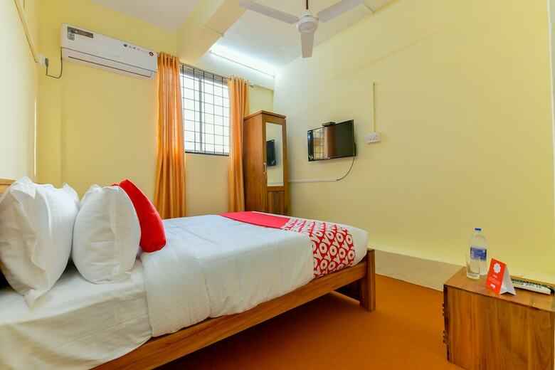 Hotel Oyo 24607 Lotus Residency