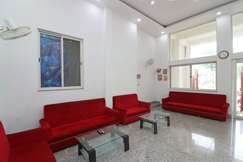 Hotel Oyo 18587 Alok House