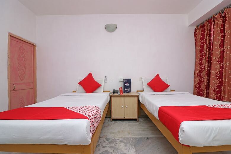 Hotel Oyo 18587 Alok House