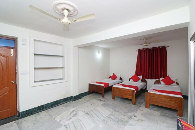 Hotel Oyo 18587 Alok House