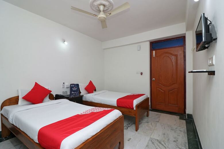 Hotel Oyo 18587 Alok House