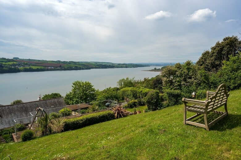 The Curlews - A Boutique Waterside Home