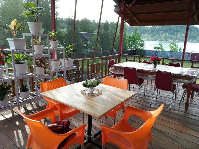 Bed & Breakfast Pondok Oma Surf Simeulue