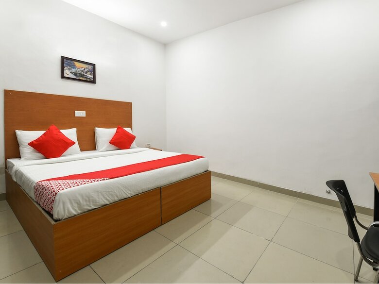 Hotel Oyo 13025 Petals Inn