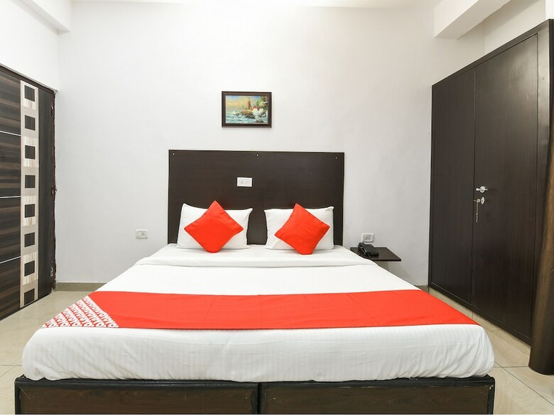 Hotel Oyo 13025 Petals Inn