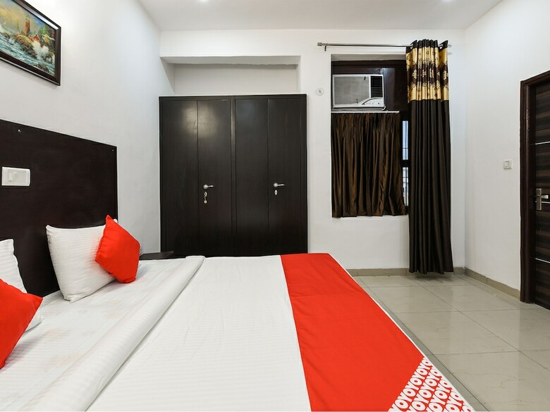 Hotel Oyo 13025 Petals Inn