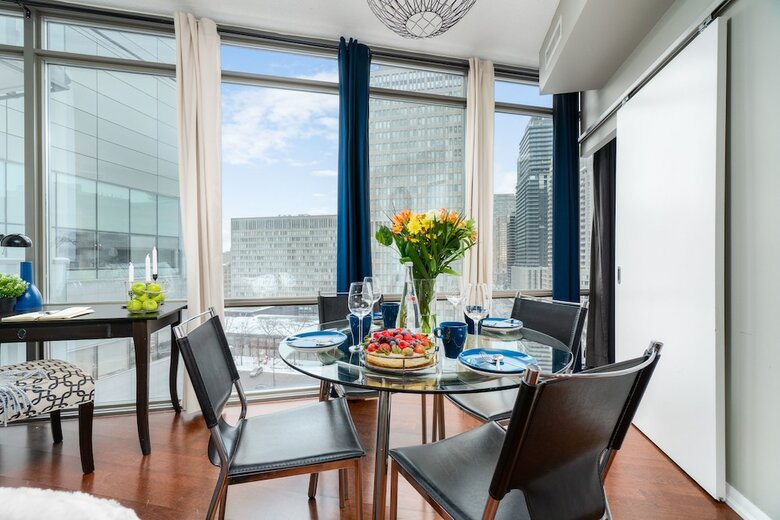 Quickstay - Luxurious 2-bedroom Condo (Downtown Core)