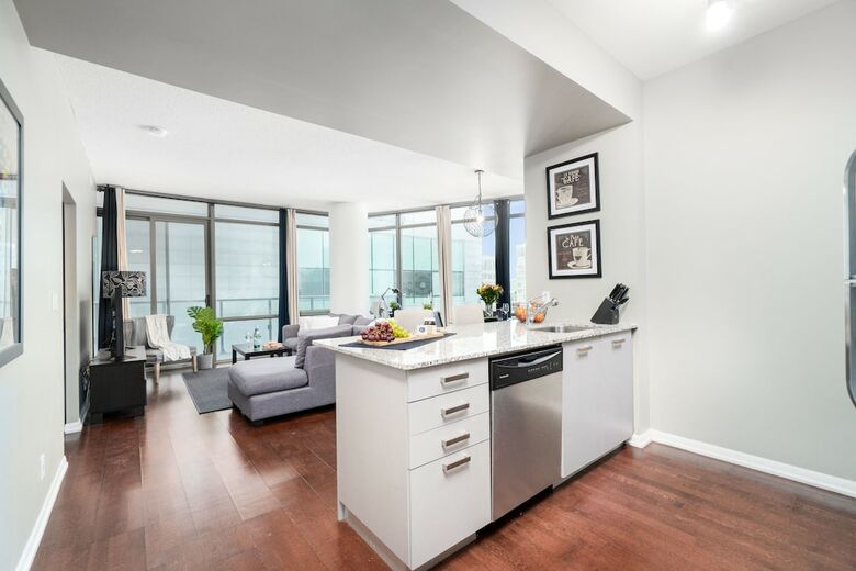 Quickstay - Luxurious 2-bedroom Condo (Downtown Core)