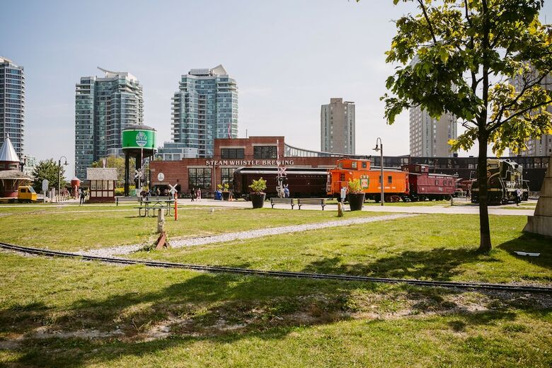 Quickstay - Luxurious 2-bedroom Condo (Downtown Core)