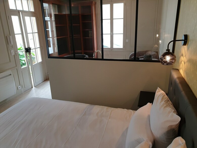 Au Loup Historic Apartments