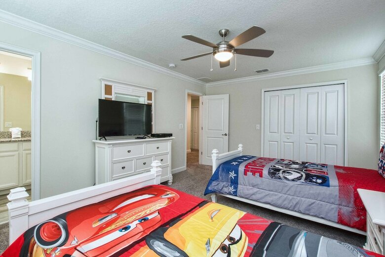 Storey Lake- 6 Bedroom Pool Home- 1668st