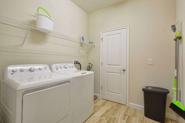 Storey Lake-5 Bedrooms Home W/pool-1650st