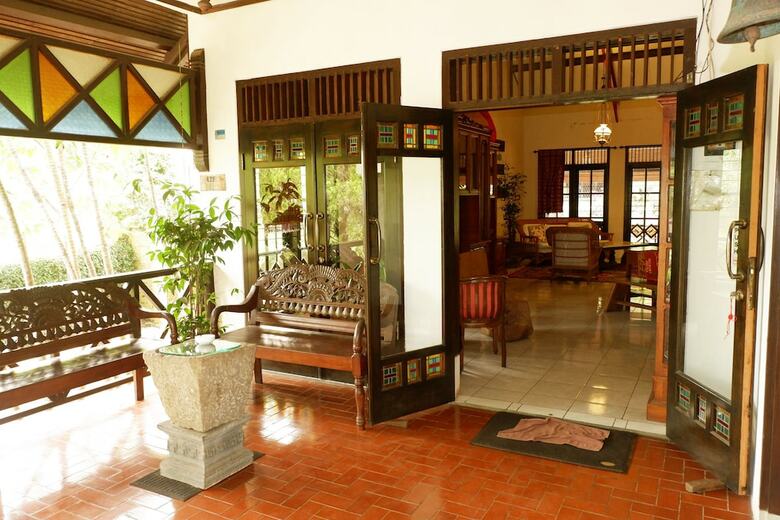 Hotel Oyo 438 Cemara's Homestay