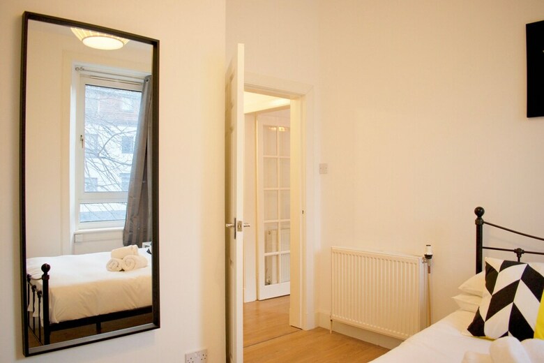 Modern 1 Bedroom Leith Apartment