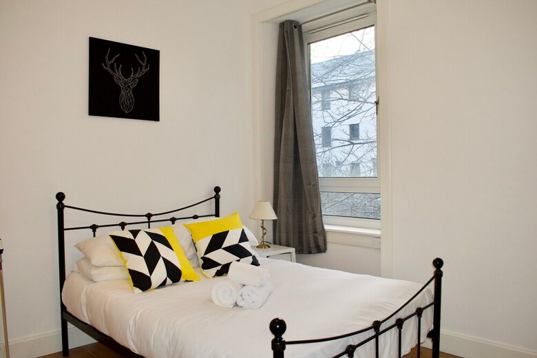 Modern 1 Bedroom Leith Apartment