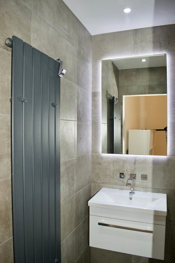 Modern 1 Bedroom Leith Apartment