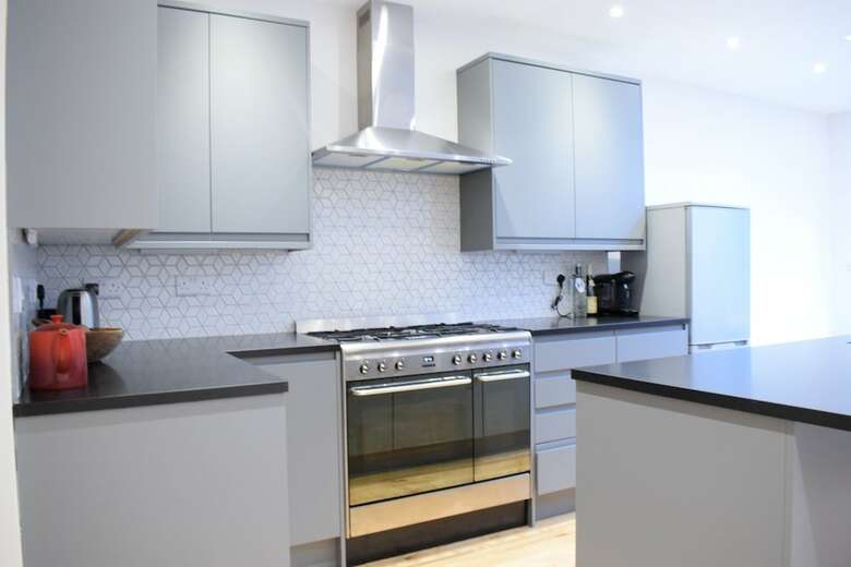 3 Bedroom Garden House In Earlsfield