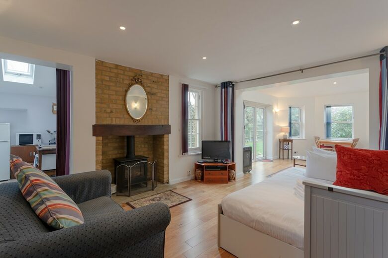 Victorian Coach House In Wimbledon