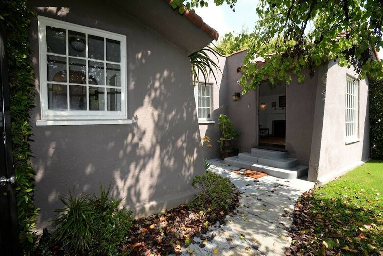 Ethnic Vibes In Weho Melrose - Walk To Everywhere