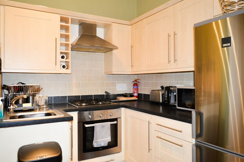 Colourful 1 Bedroom Apartment Near Edinburgh Centre