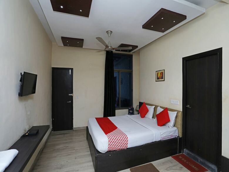 Oyo 28439 Skylark Hotel