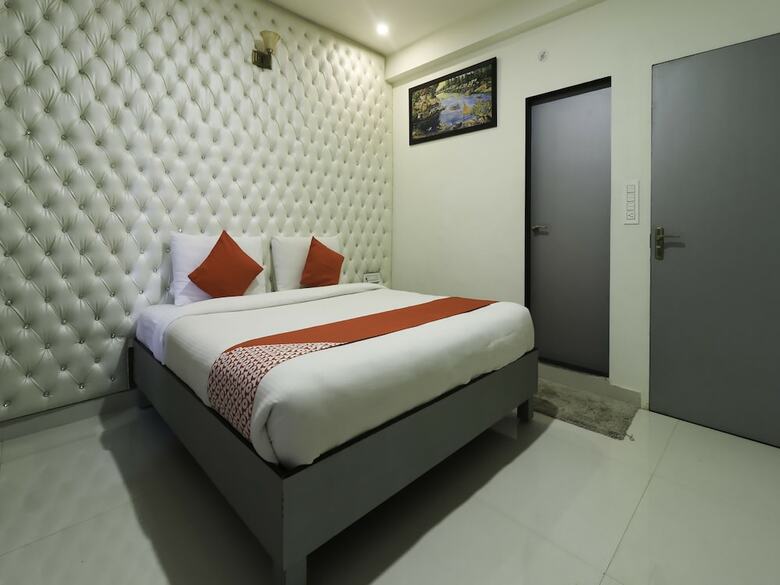 Oyo 28722 The Prince Hotel