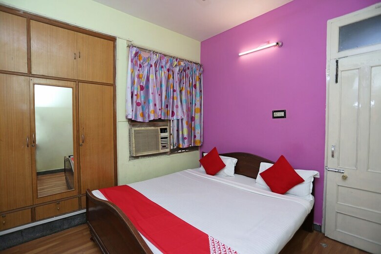 Oyo 10674 Hotel Royal Inn