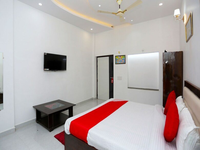 Oyo 26628 Hotel Rest Palace