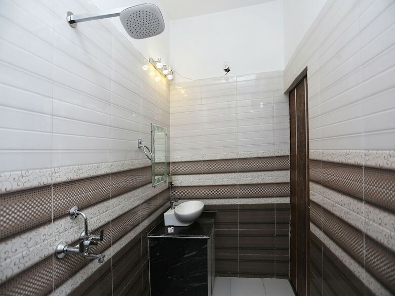 Oyo 26628 Hotel Rest Palace