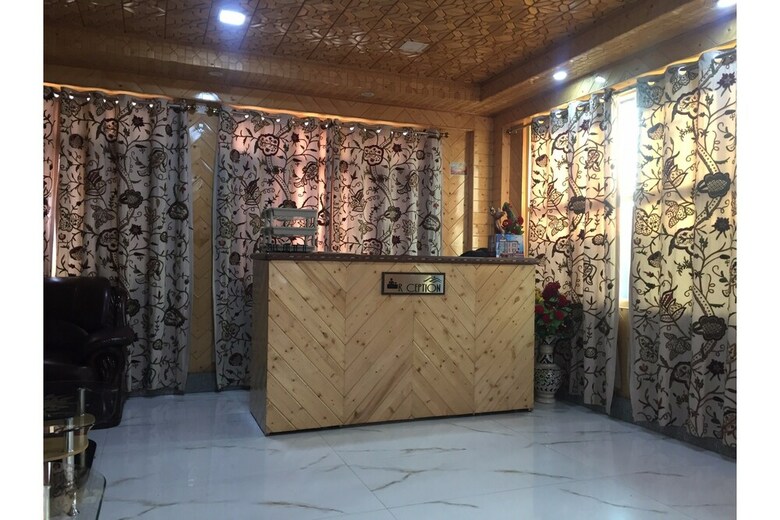 Oyo 27855 Hotel Holiday Villa