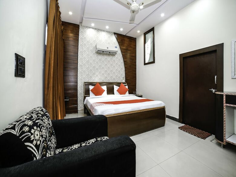 Oyo 28071 Hotel Prakash Regency