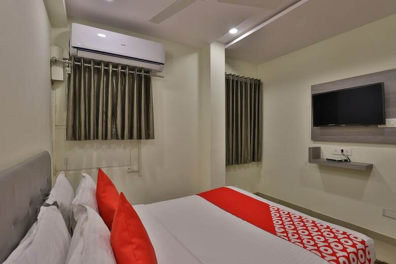 Oyo 26999 Hotel Sg