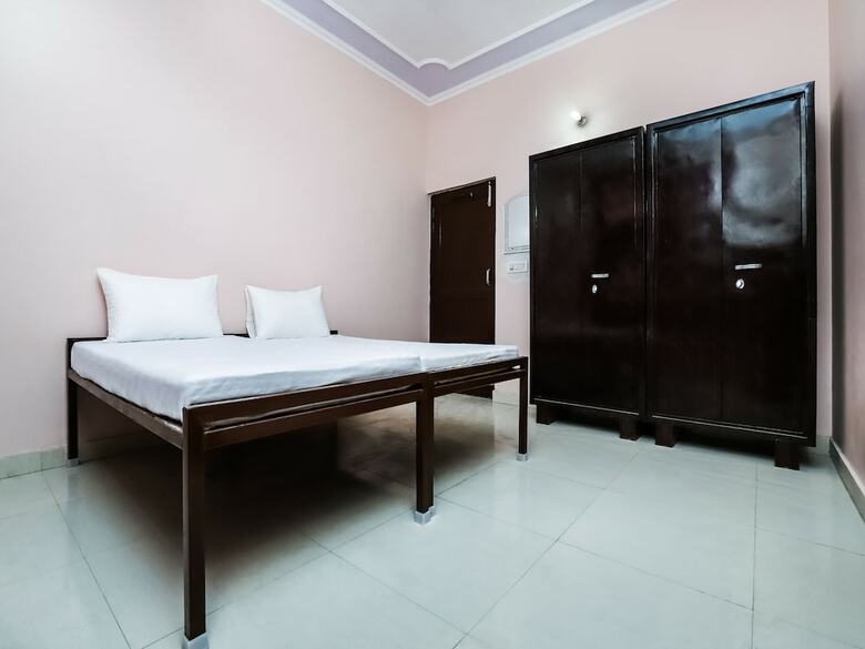 Apartamentos Oyo 27881 Living Sector 135