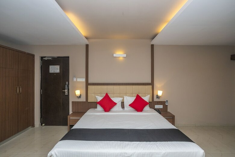Hotel Capital O 11186 The Lark