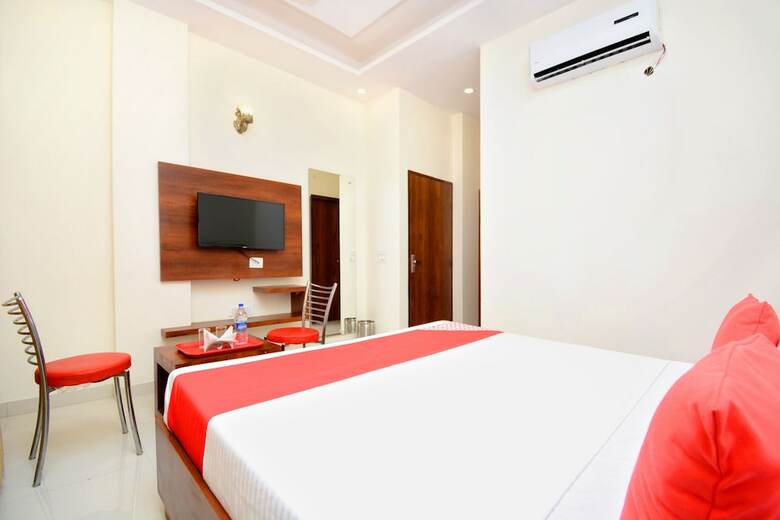 Oyo 27061 Hotel Magnum